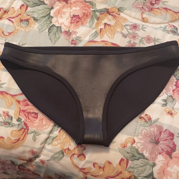 Triangl “Milly” Black Bikini - Picture 3 of 6